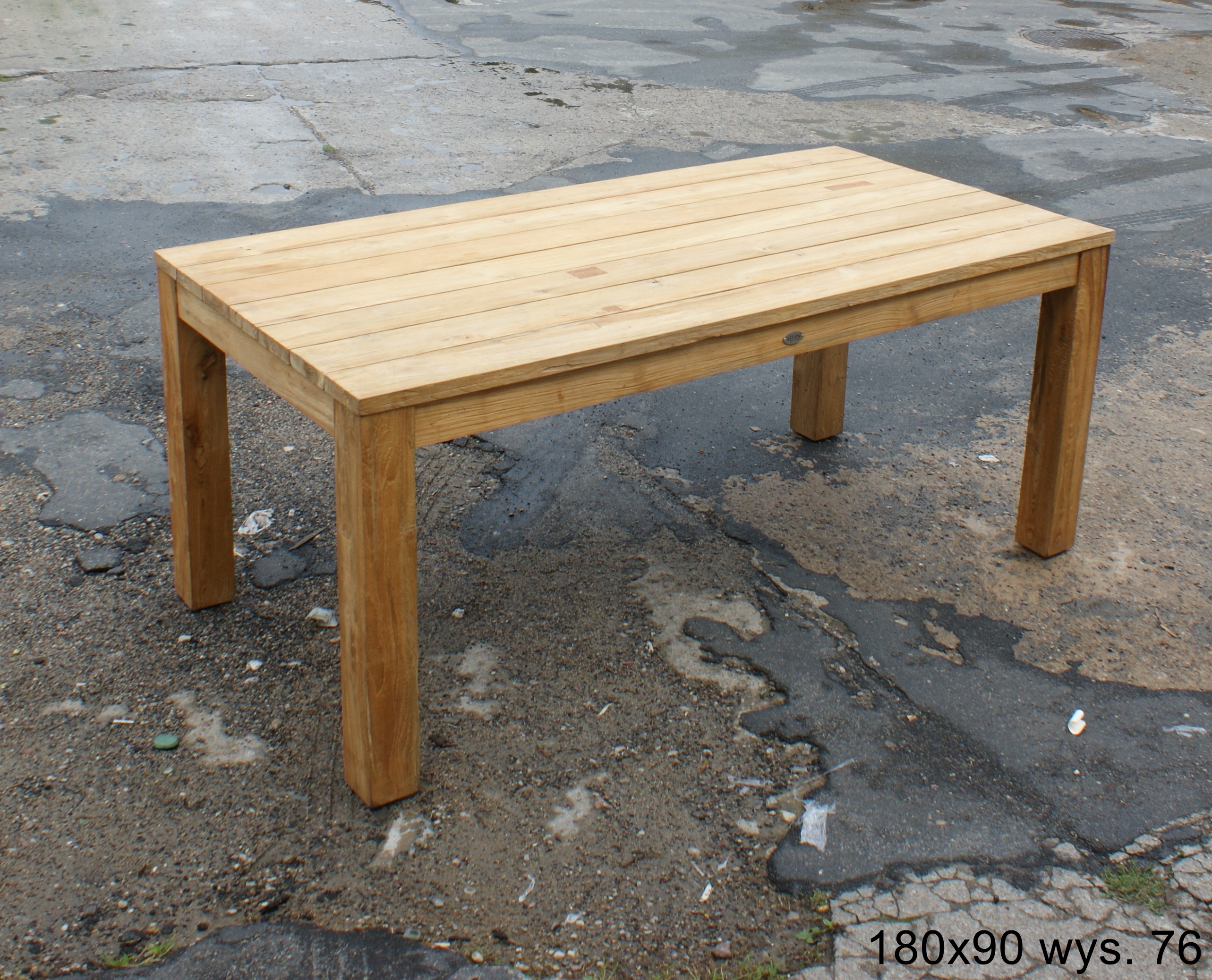GARDEN TABLE