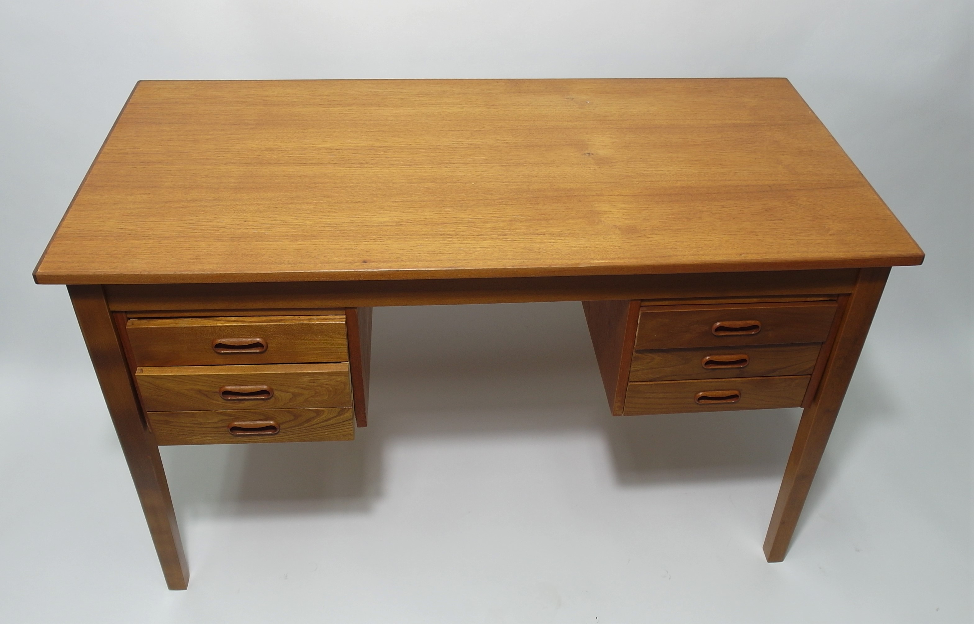 SCANDINAVIAN DESK