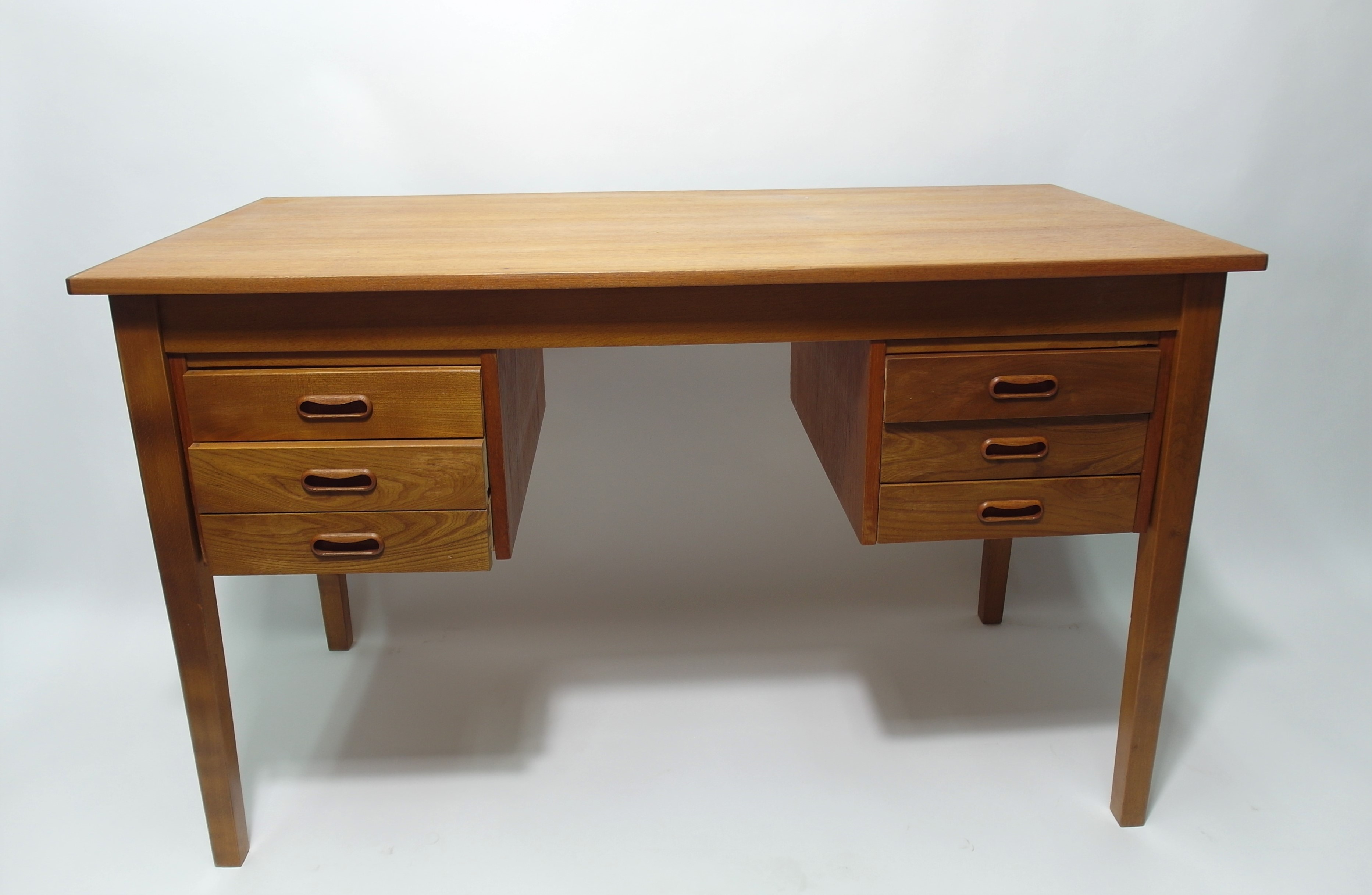 SCANDINAVIAN DESK