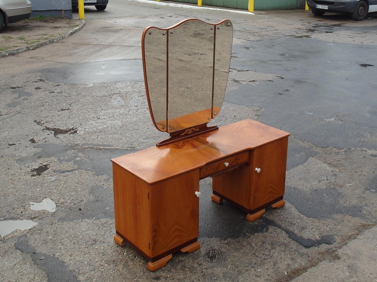 DRESSING TABLE