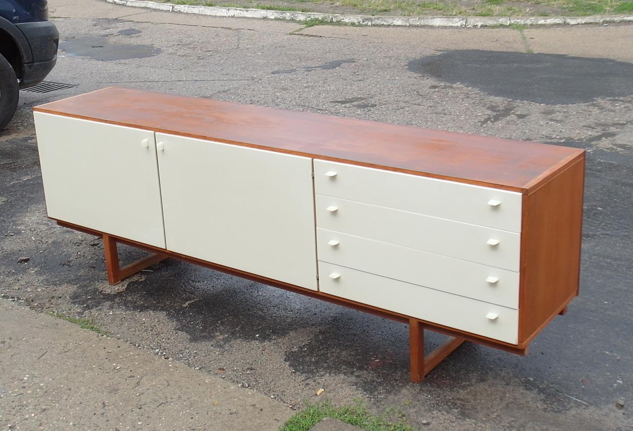 CHEST OF DRAWERS