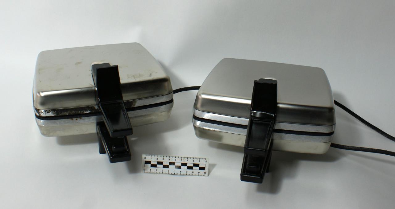 WAFFLE IRON