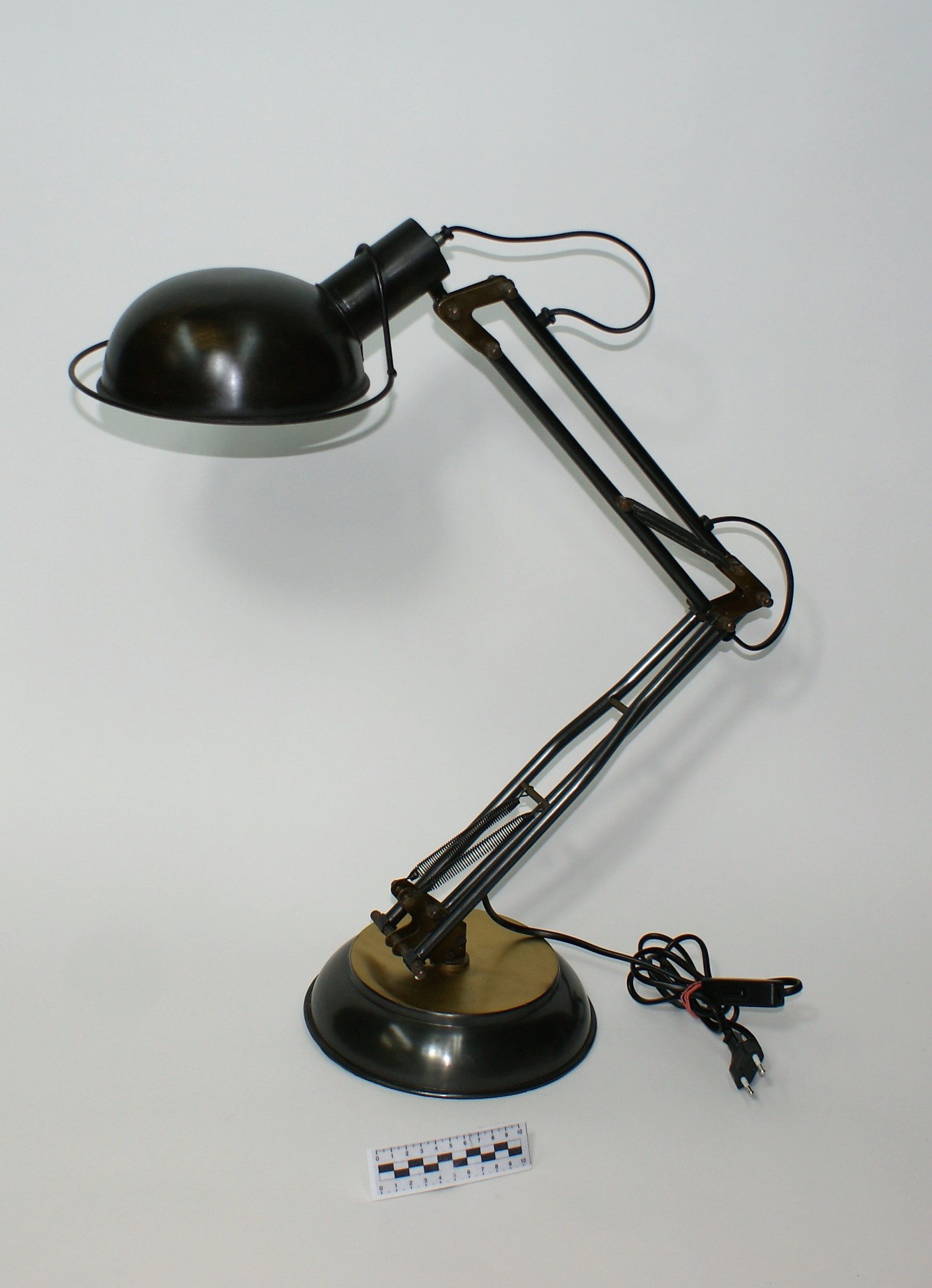 ADJUSTABLE DESK LAMP
