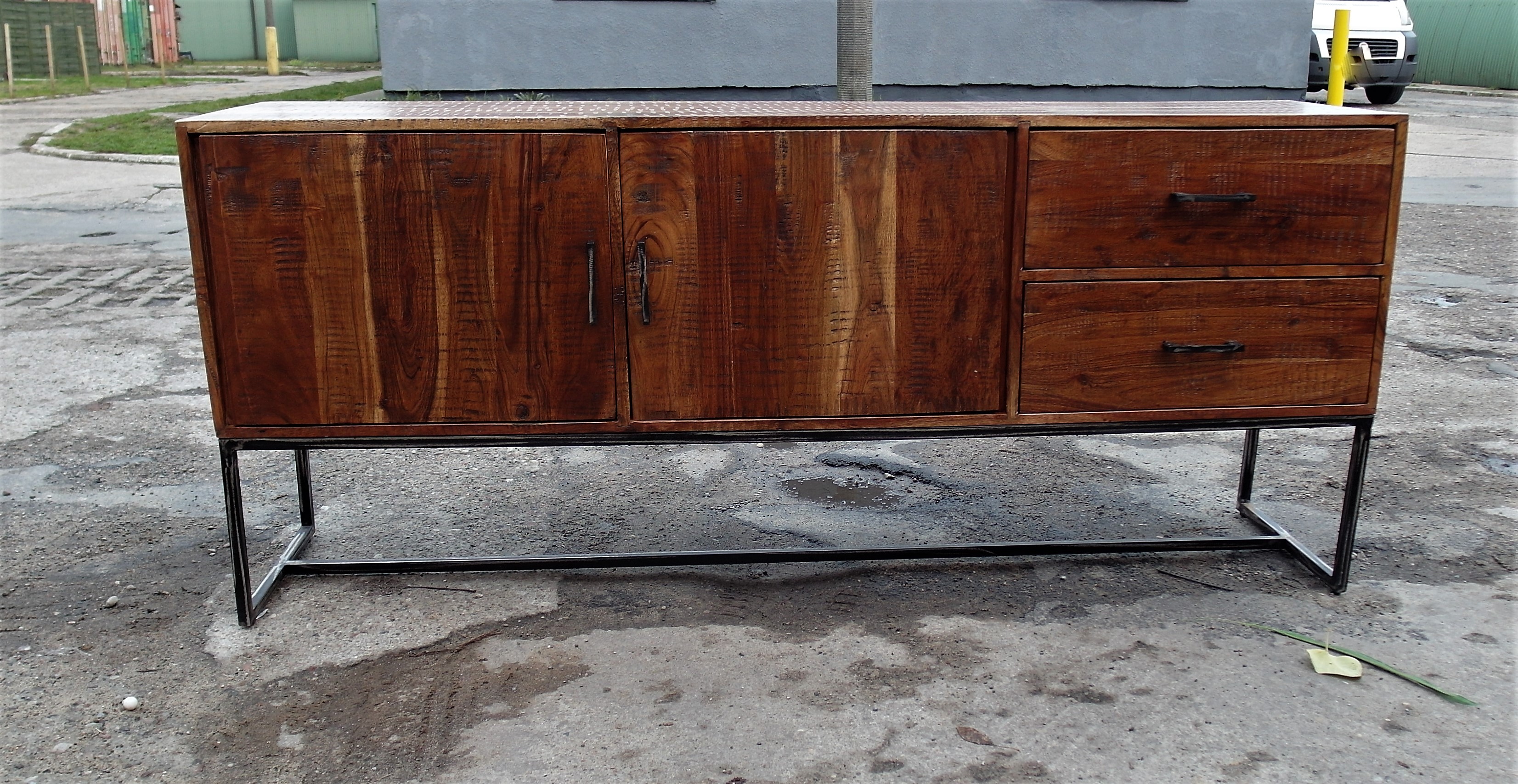 CHEST OF DRAWERS