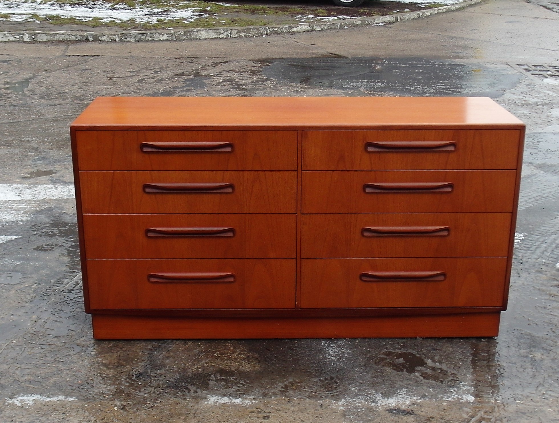 CHEST OF DRAWERS