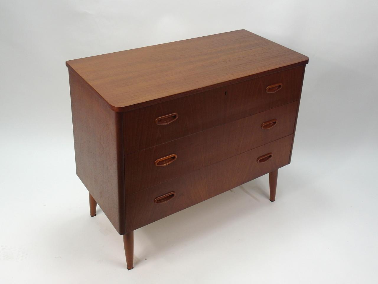 CHEST OF DRAWERS
