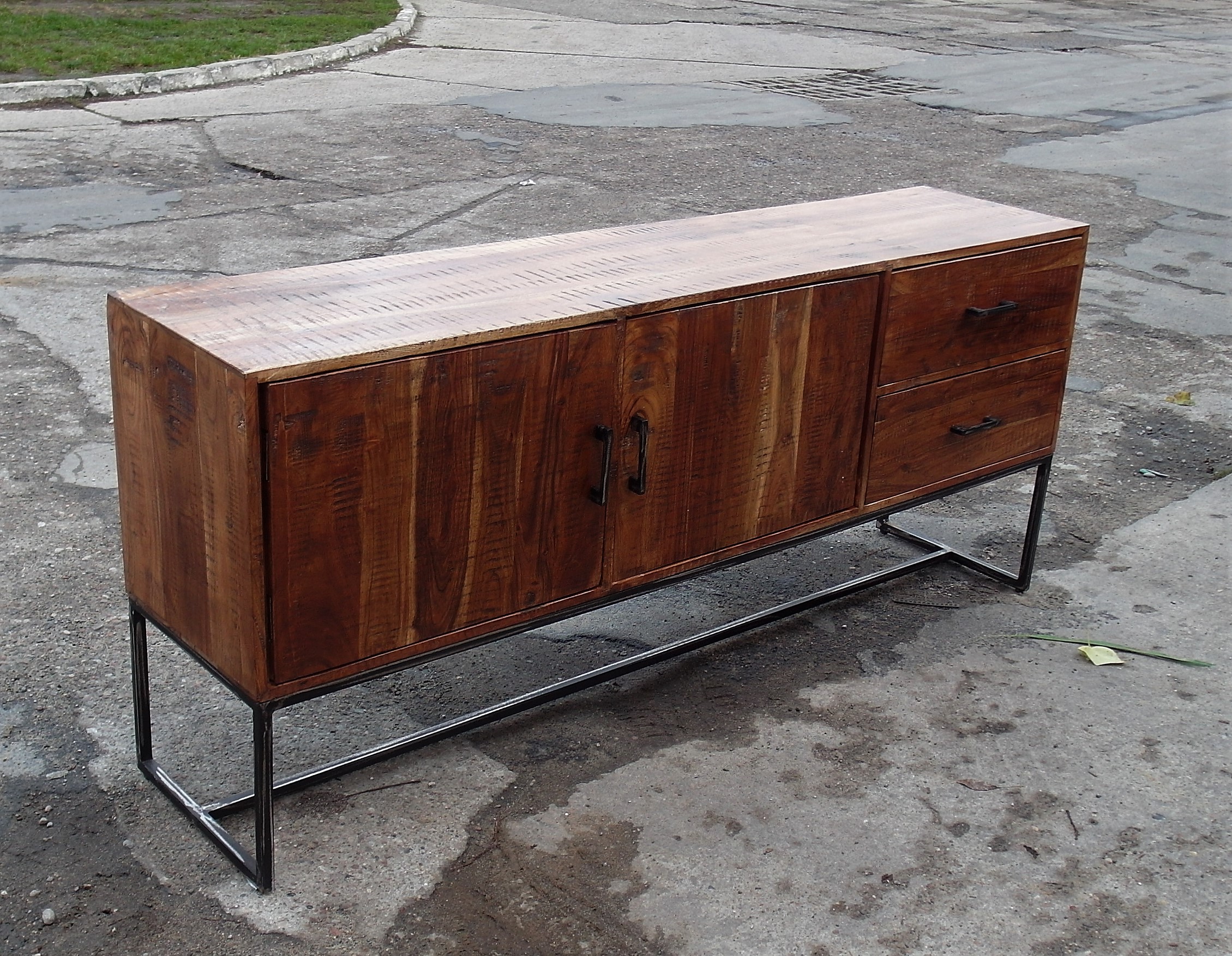 CHEST OF DRAWERS