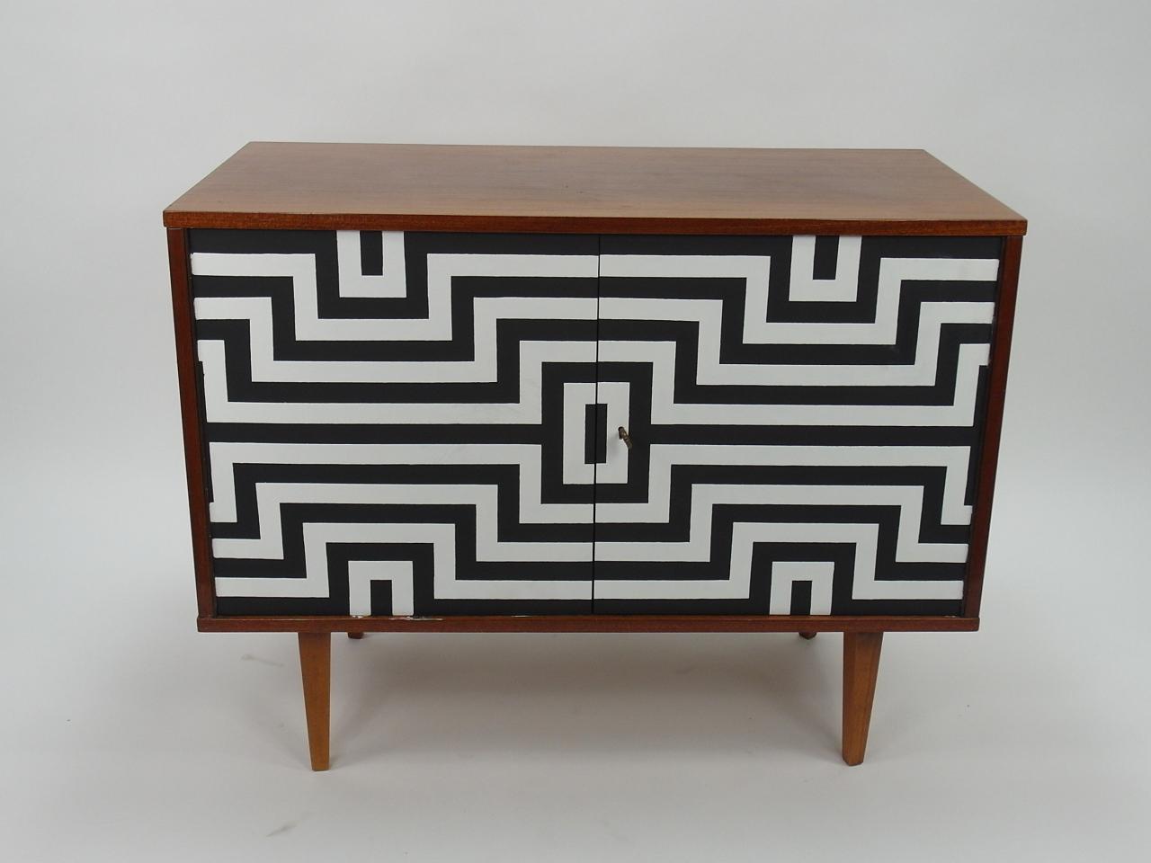 CHEST OF DRAWERS