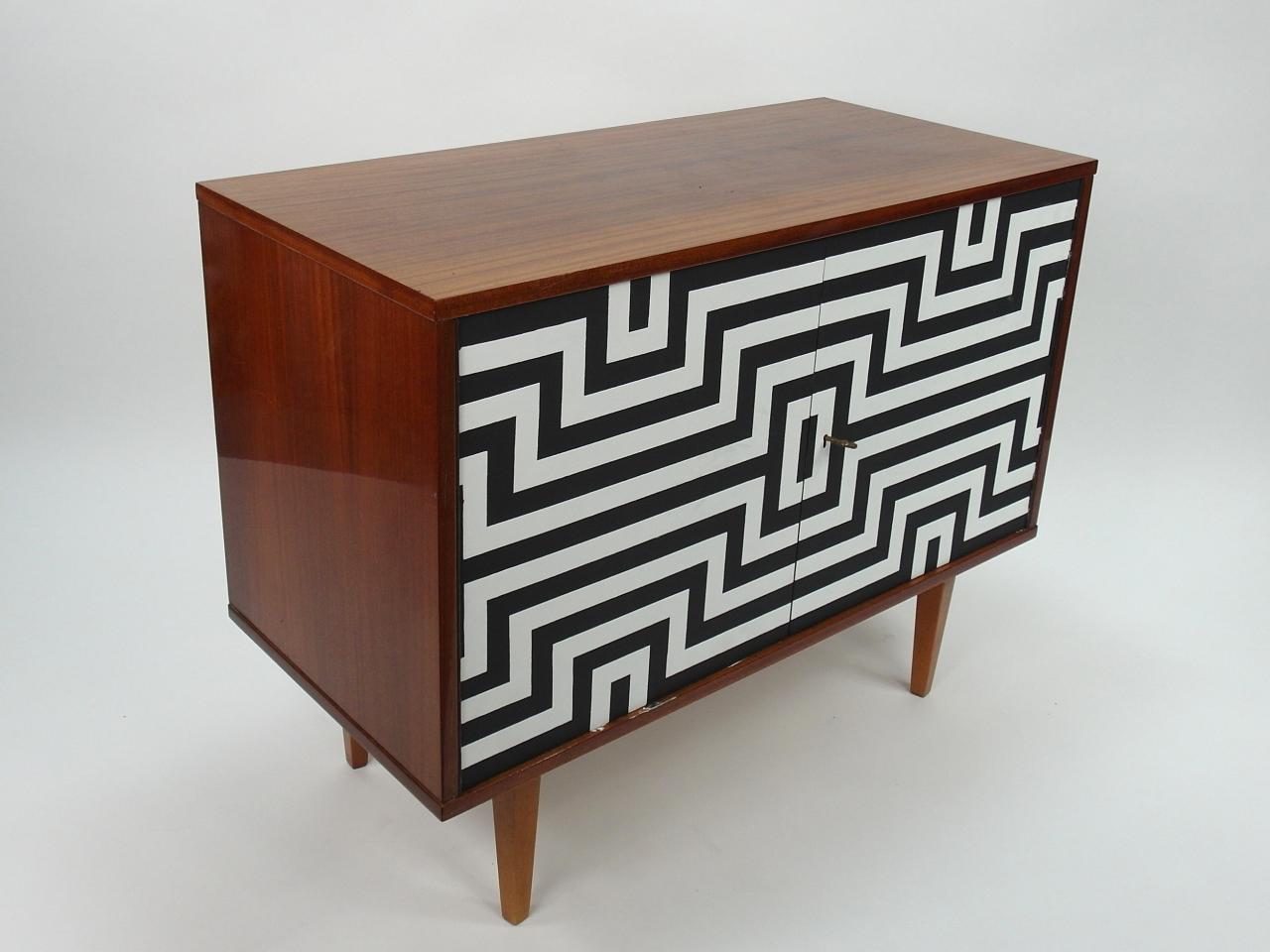 CHEST OF DRAWERS