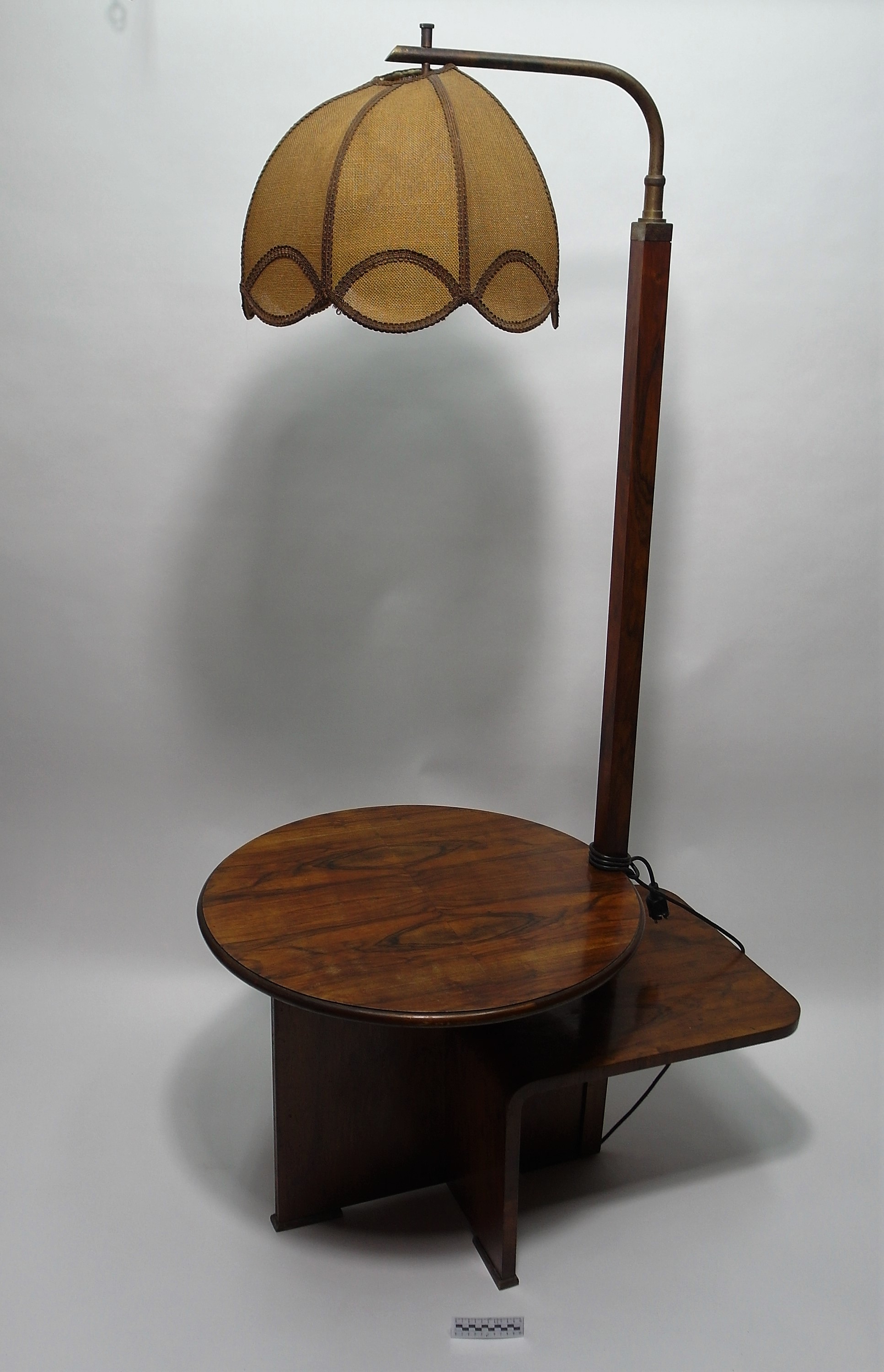 LAMPA PODŁOGOWA ZE STOLIKIEM