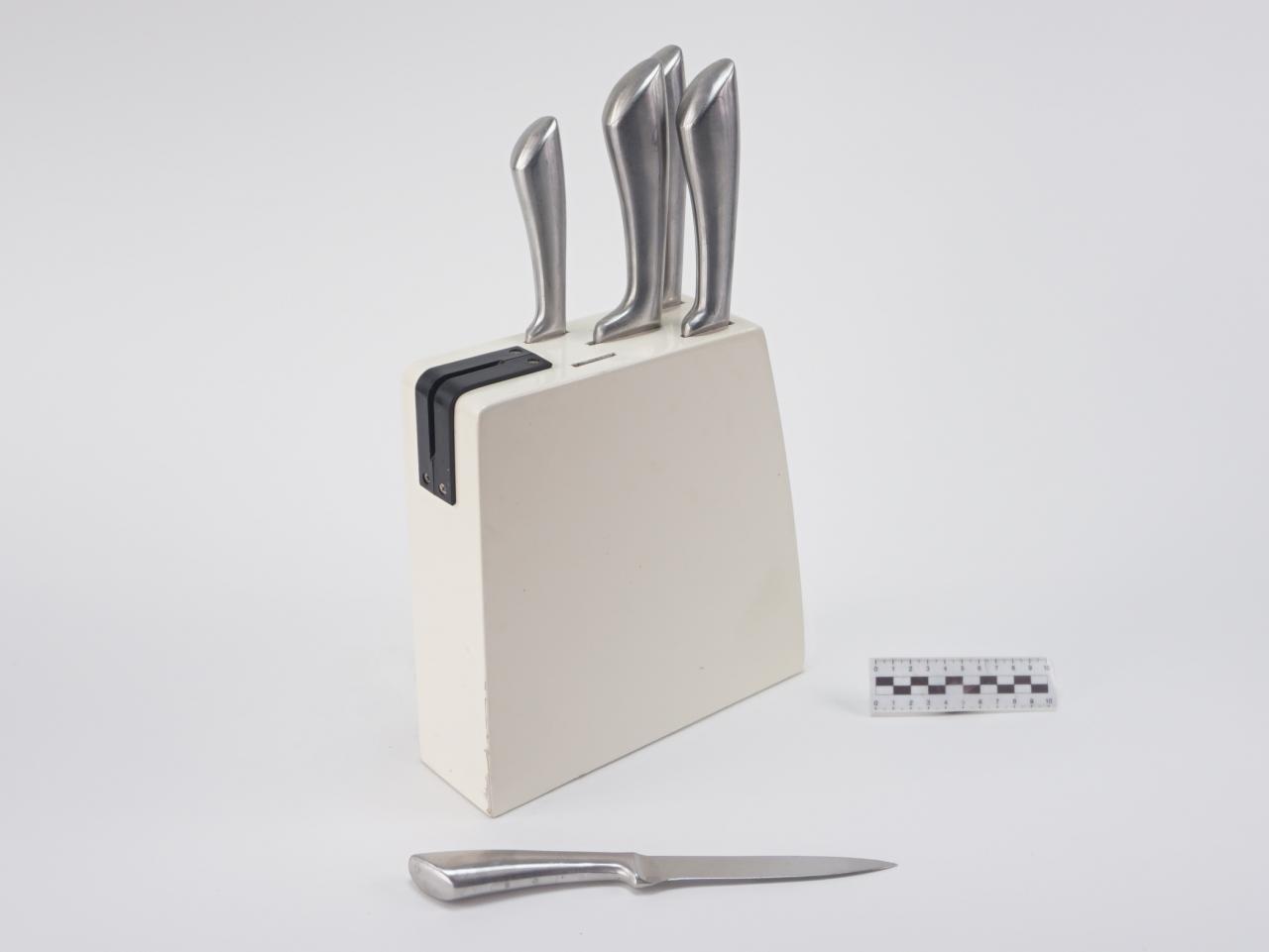 KITCHEN KNIFE SET IN STAND
