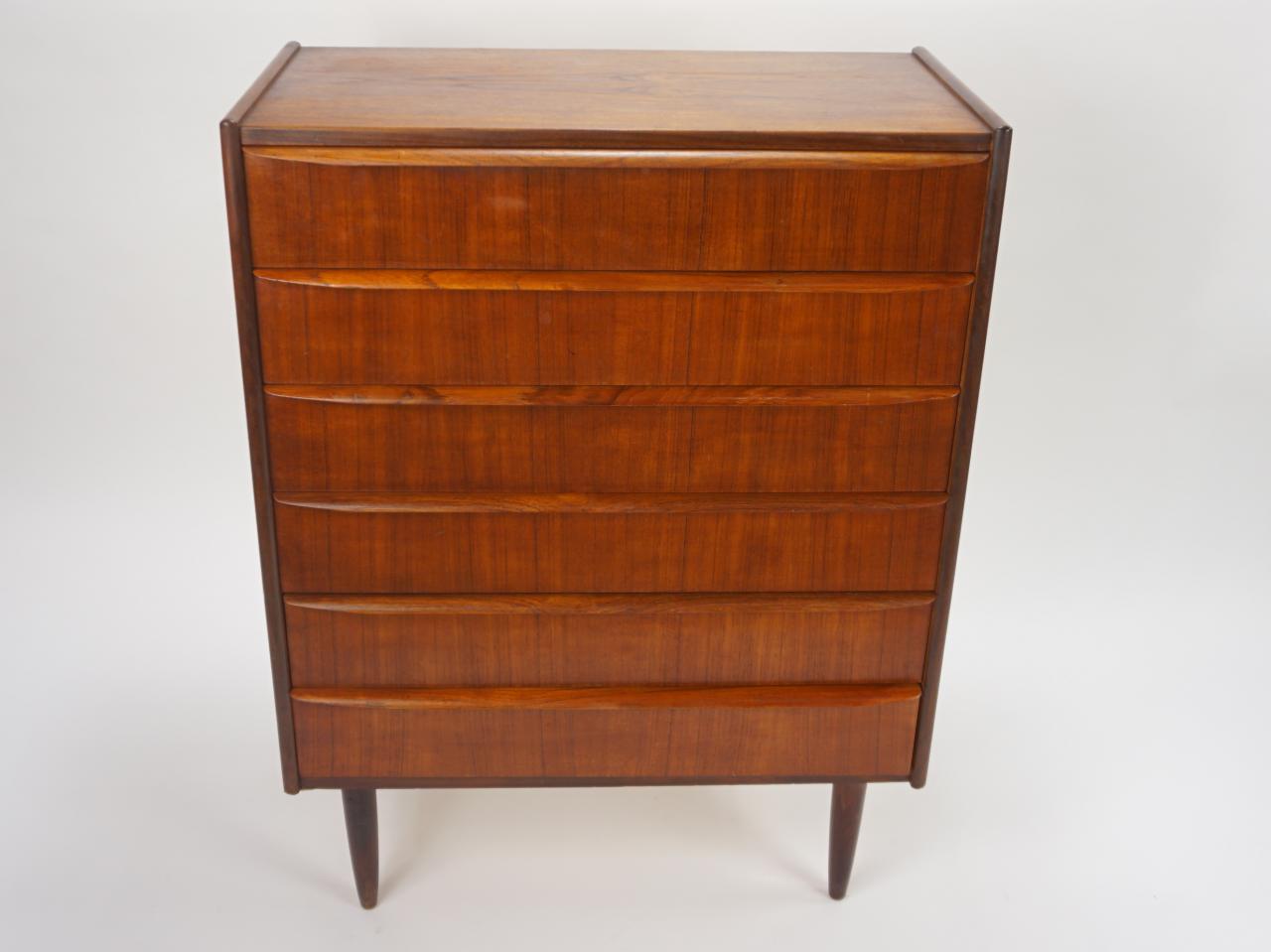 CHEST OF DRAWERS