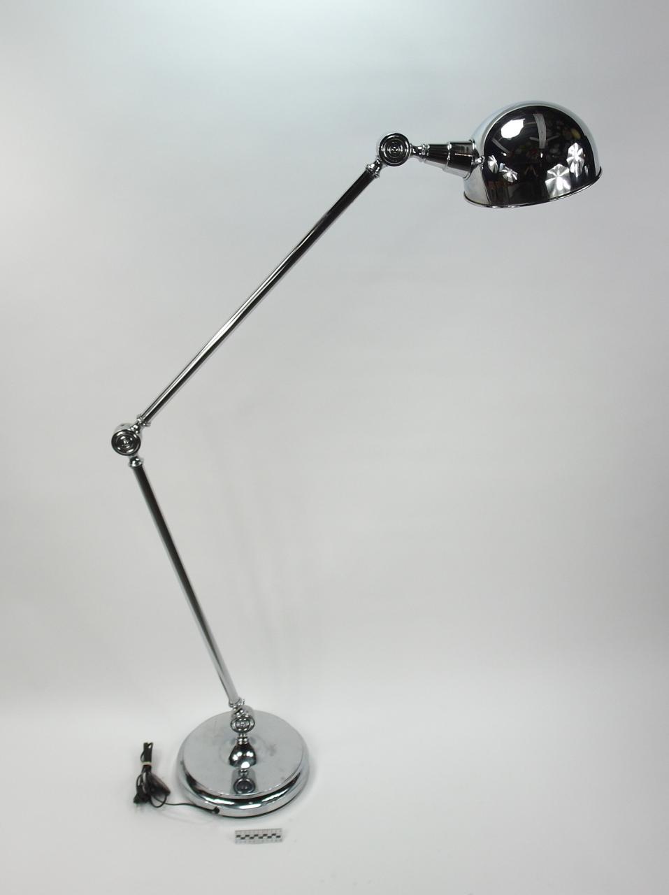 ADJUSTABLE DESK LAMP