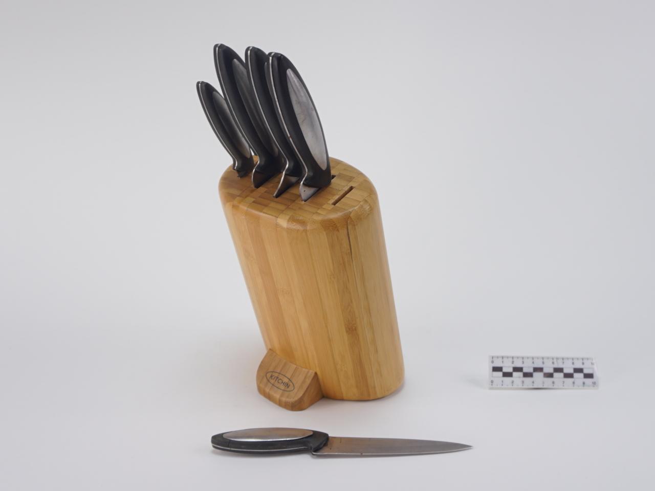 KITCHEN KNIFE SET IN STAND