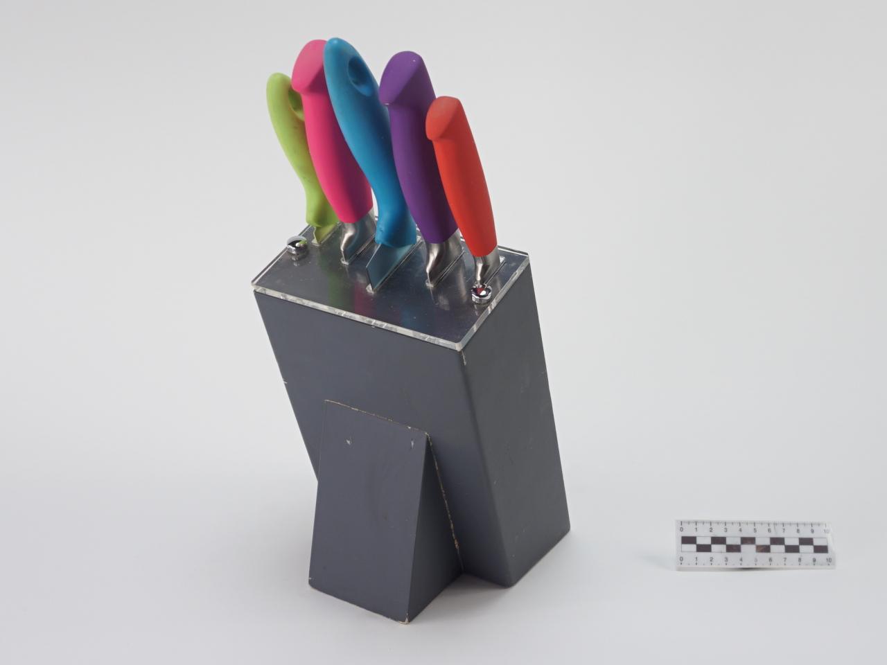 KITCHEN KNIFE SET IN STAND