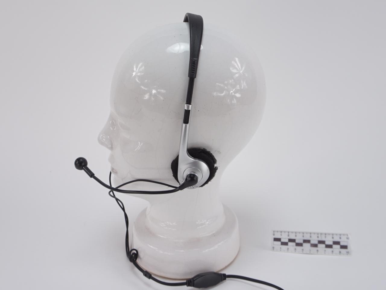 HEADPHONES WITH MICROPHONE