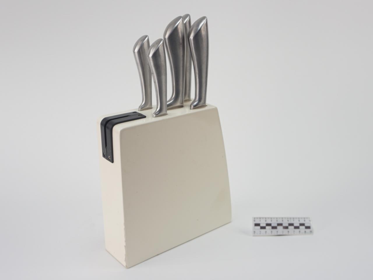 KITCHEN KNIFE SET IN STAND