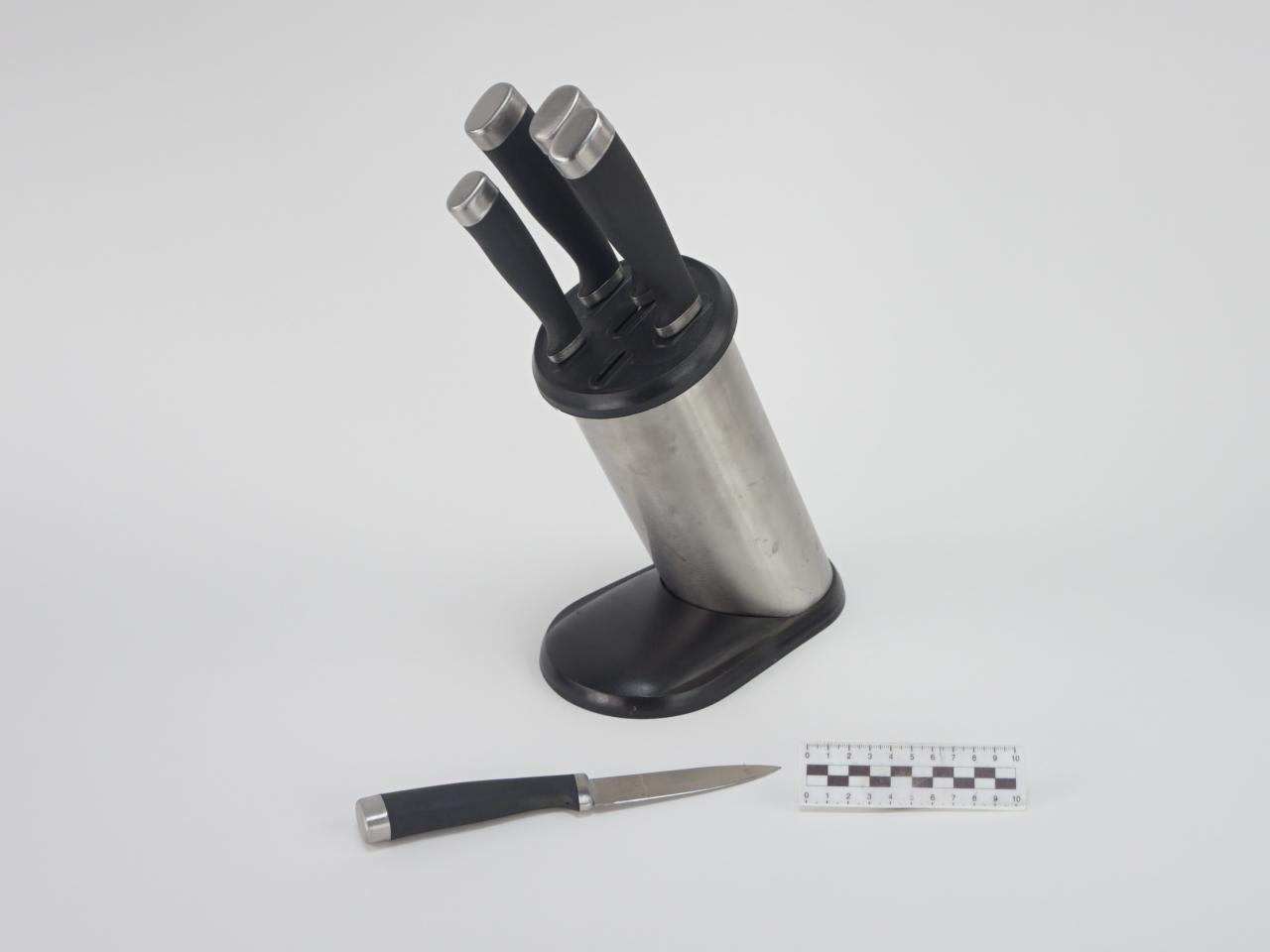 KITCHEN KNIVES IN STAND SET