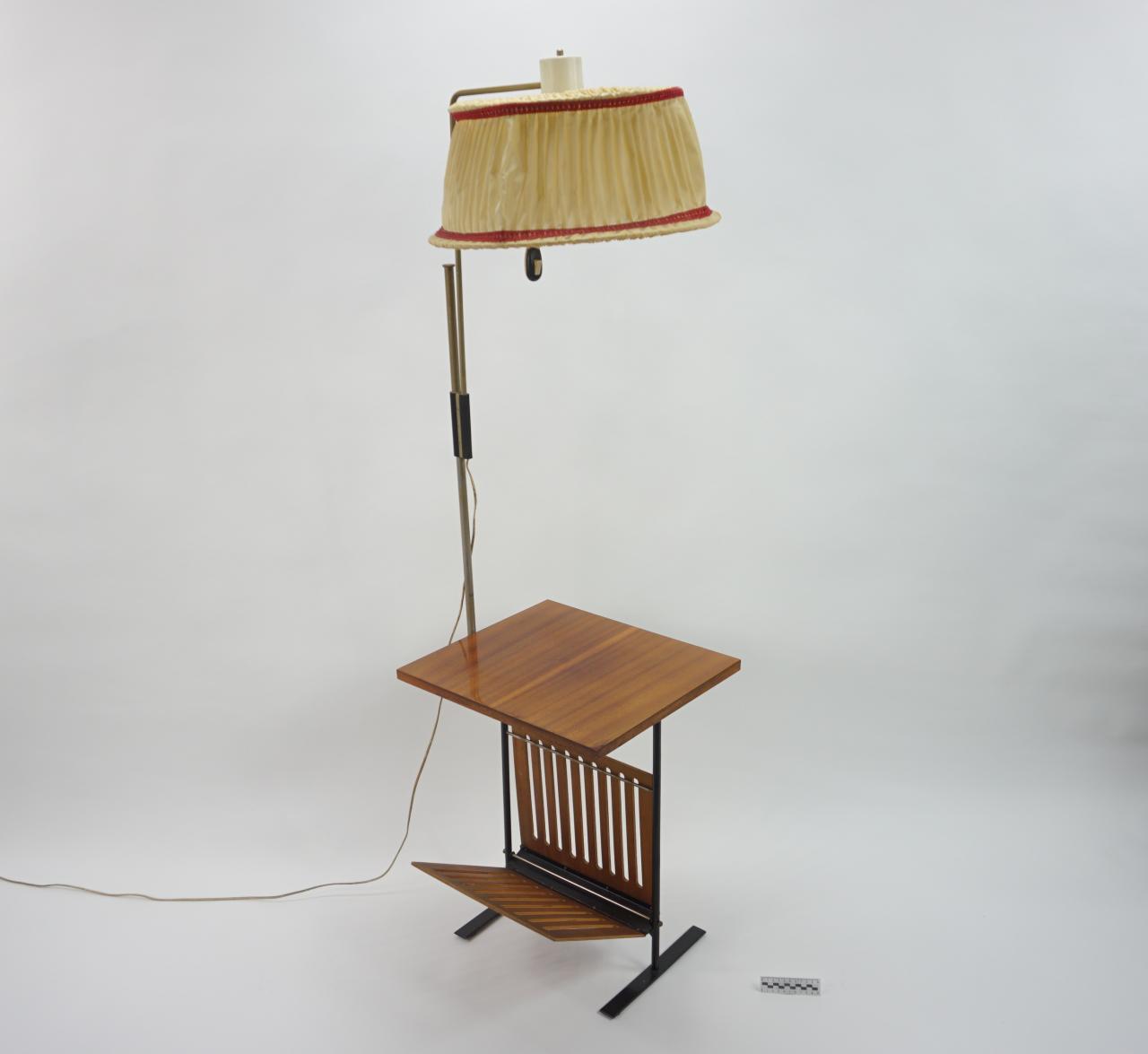 LAMPA PODŁOGOWA ZE STOLIKIEM
