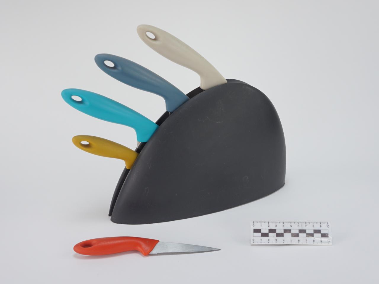 KITCHEN KNIFE SET IN STAND