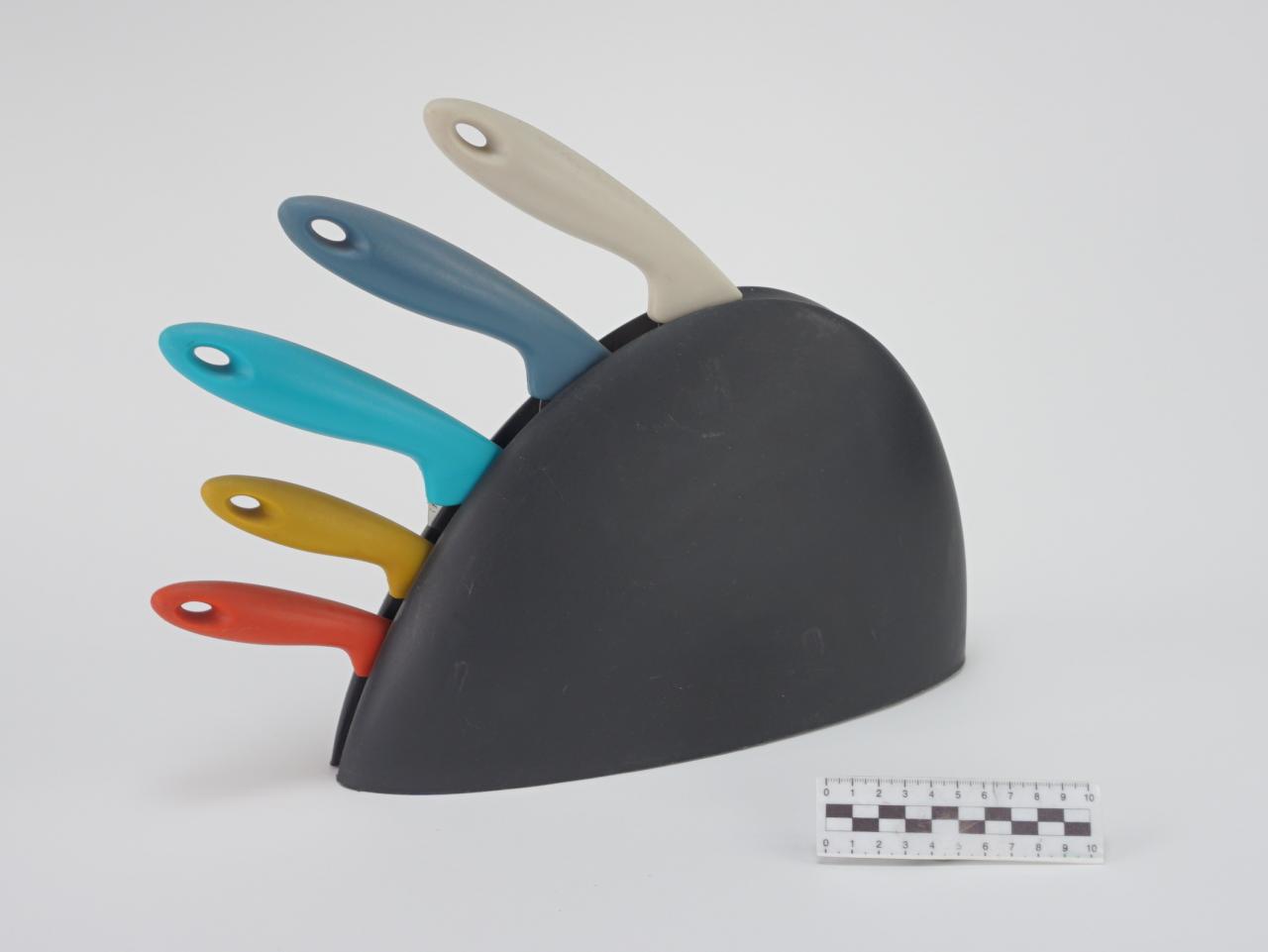 KITCHEN KNIFE SET IN STAND