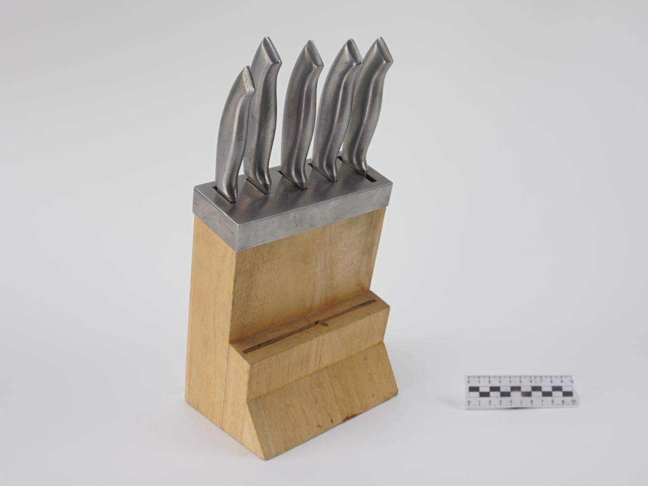 KITCHEN KNIVES IN STAND SET