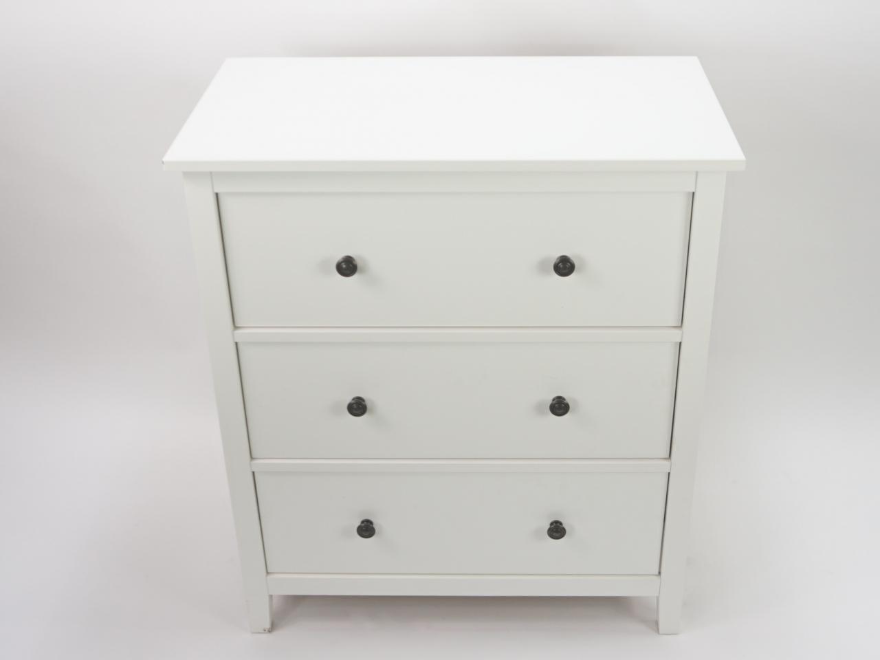 CHEST OF DRAWERS