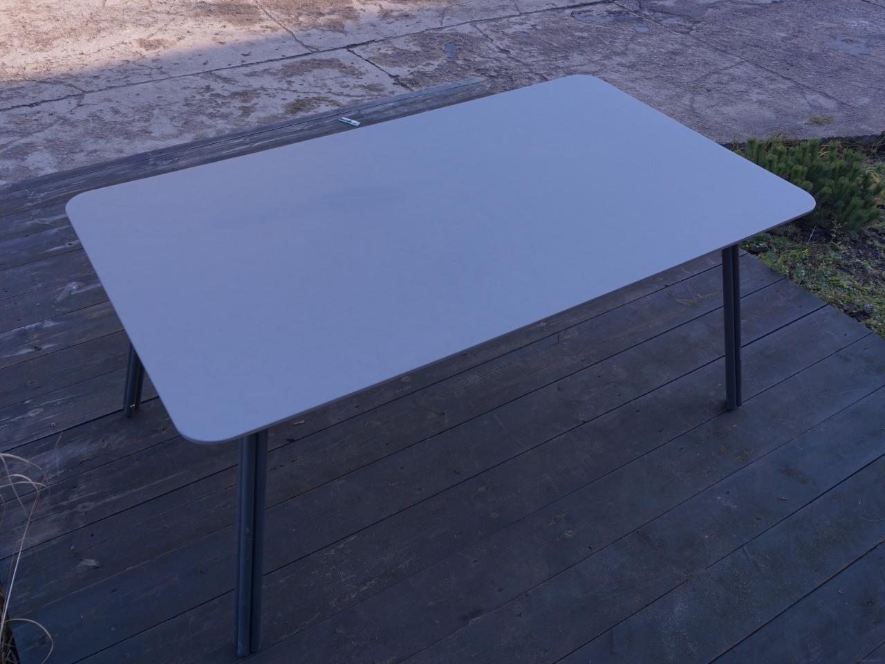 GARDEN TABLE