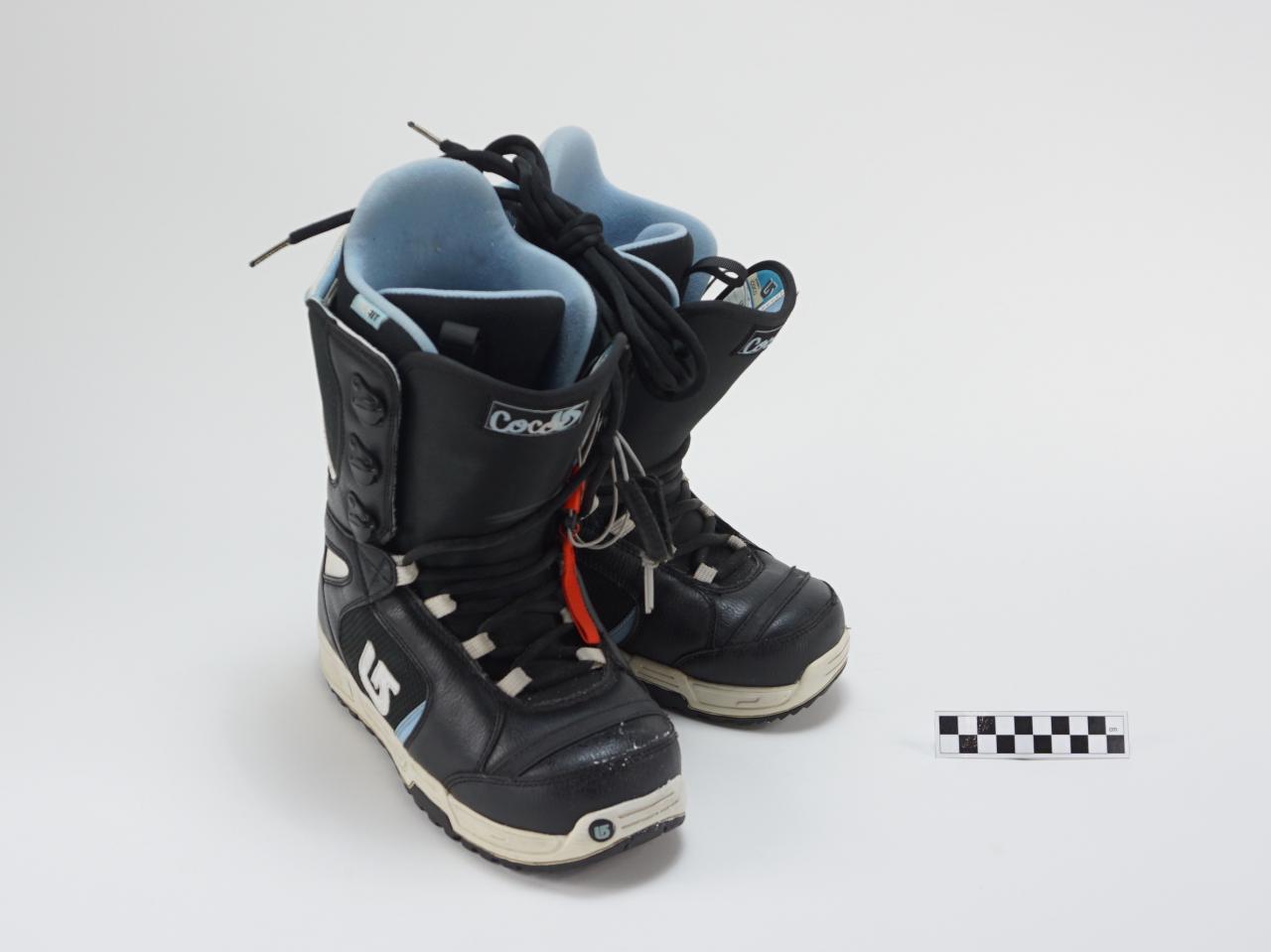 SNOWBOARD BOOTS