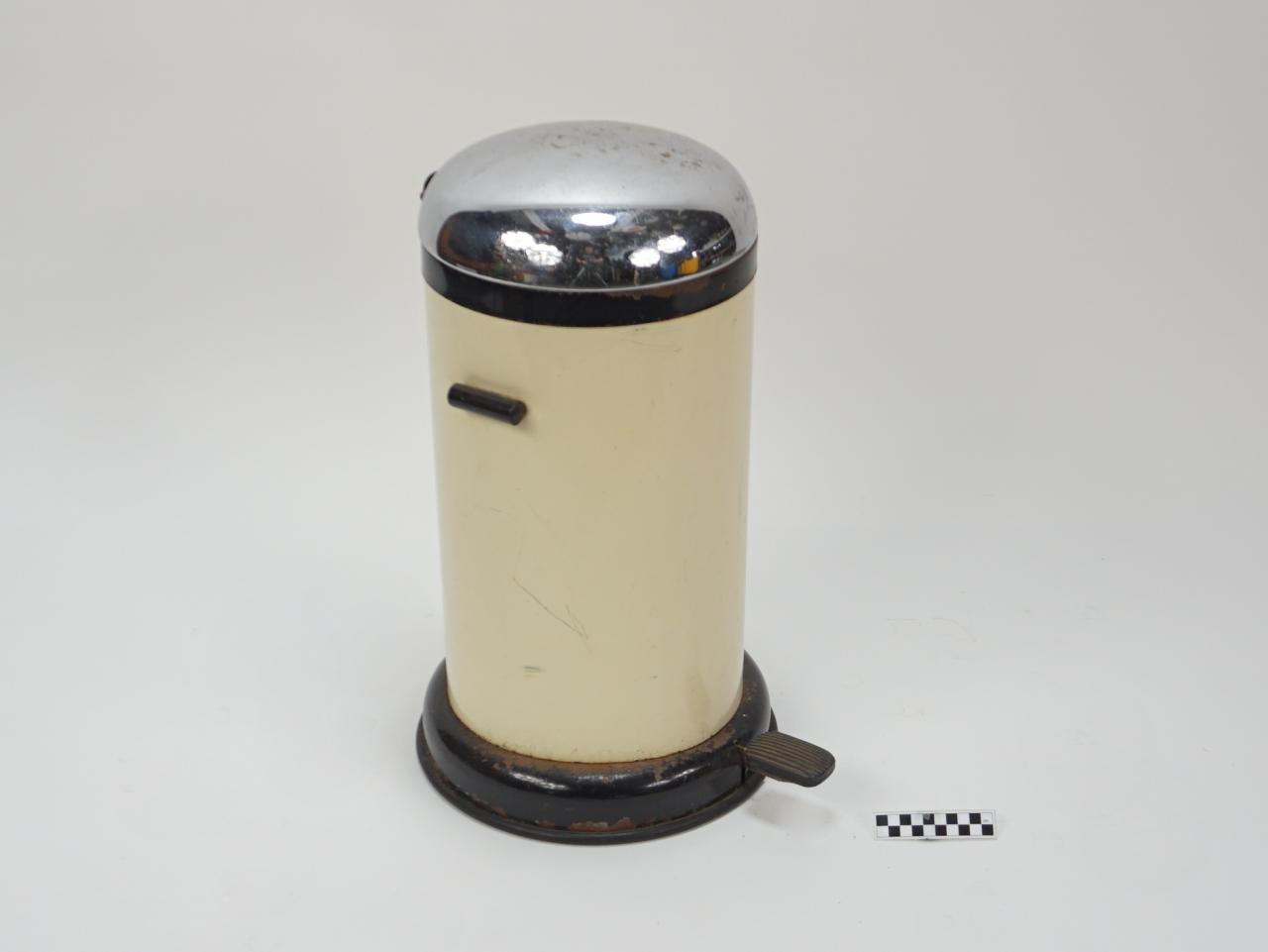 KITCHEN TRASH CAN