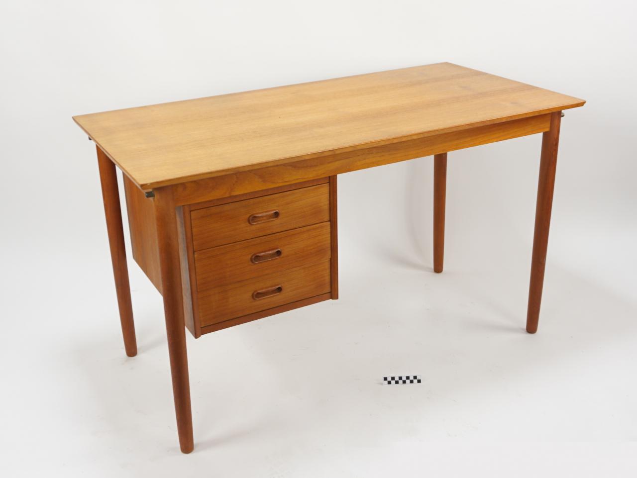 SCANDINAVIAN DESK