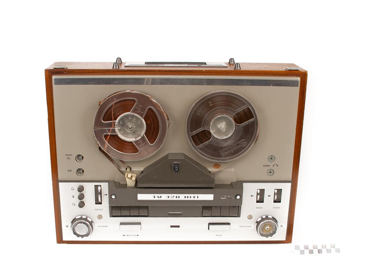 REEL-TO-REEL TAPE RECORDER