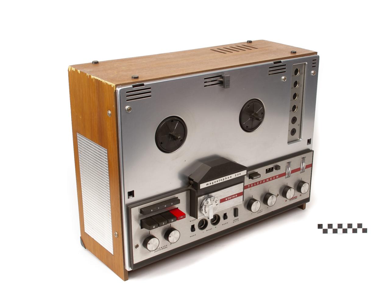 REEL-TO-REEL TAPE RECORDER