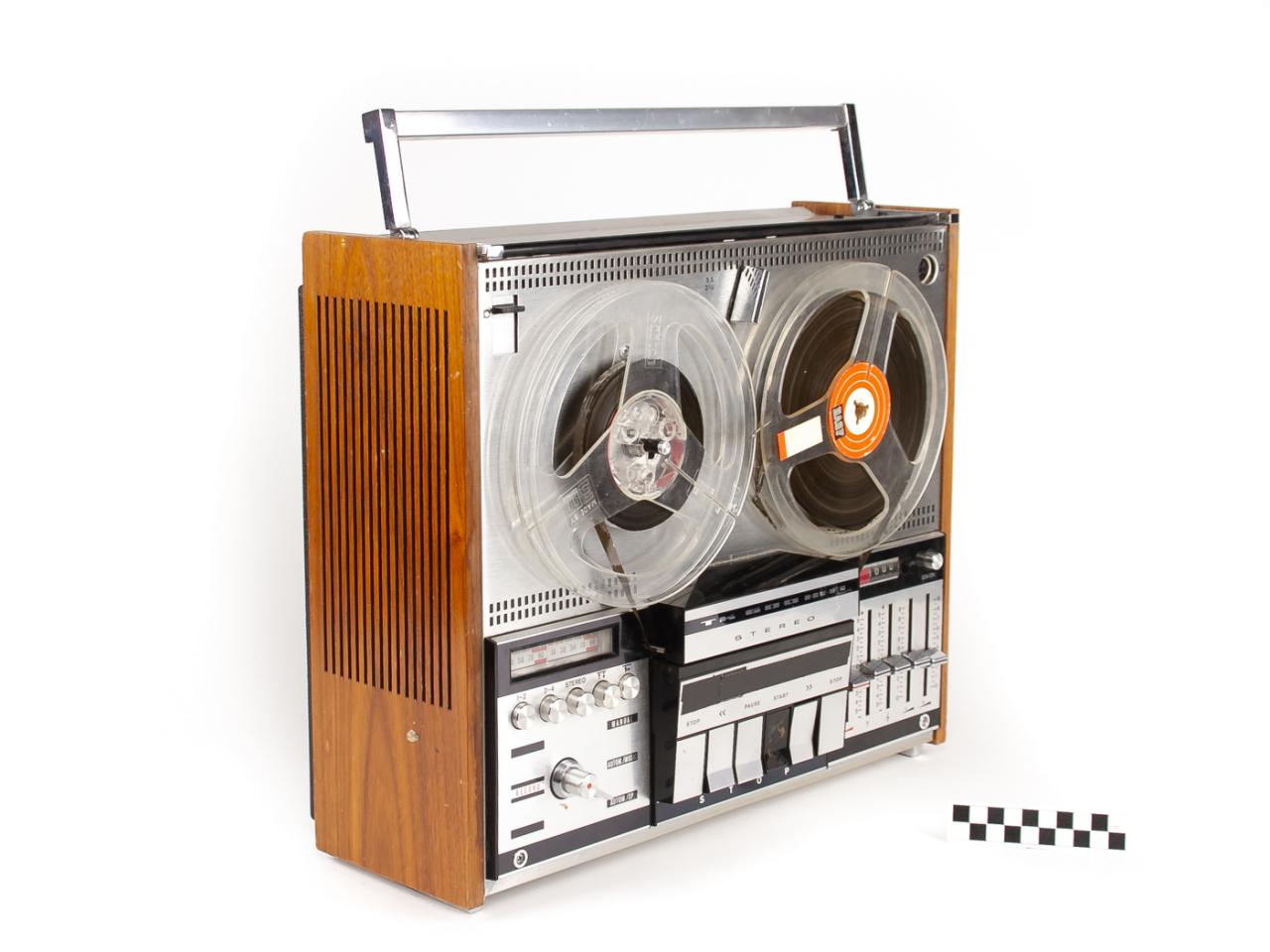 REEL TO REEL TAPE RECORDER