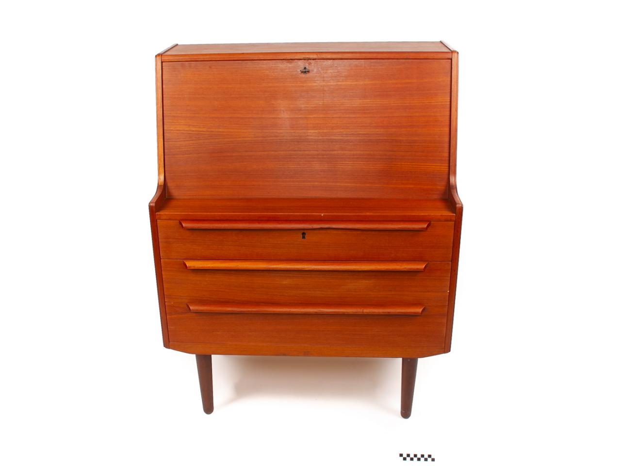 SCANDINAVIAN SECRETARY
