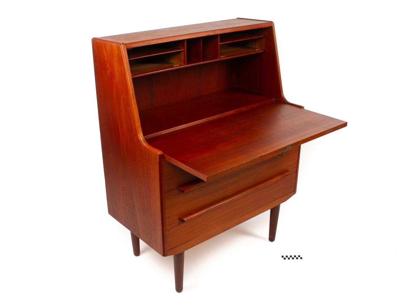 SCANDINAVIAN SECRETARY