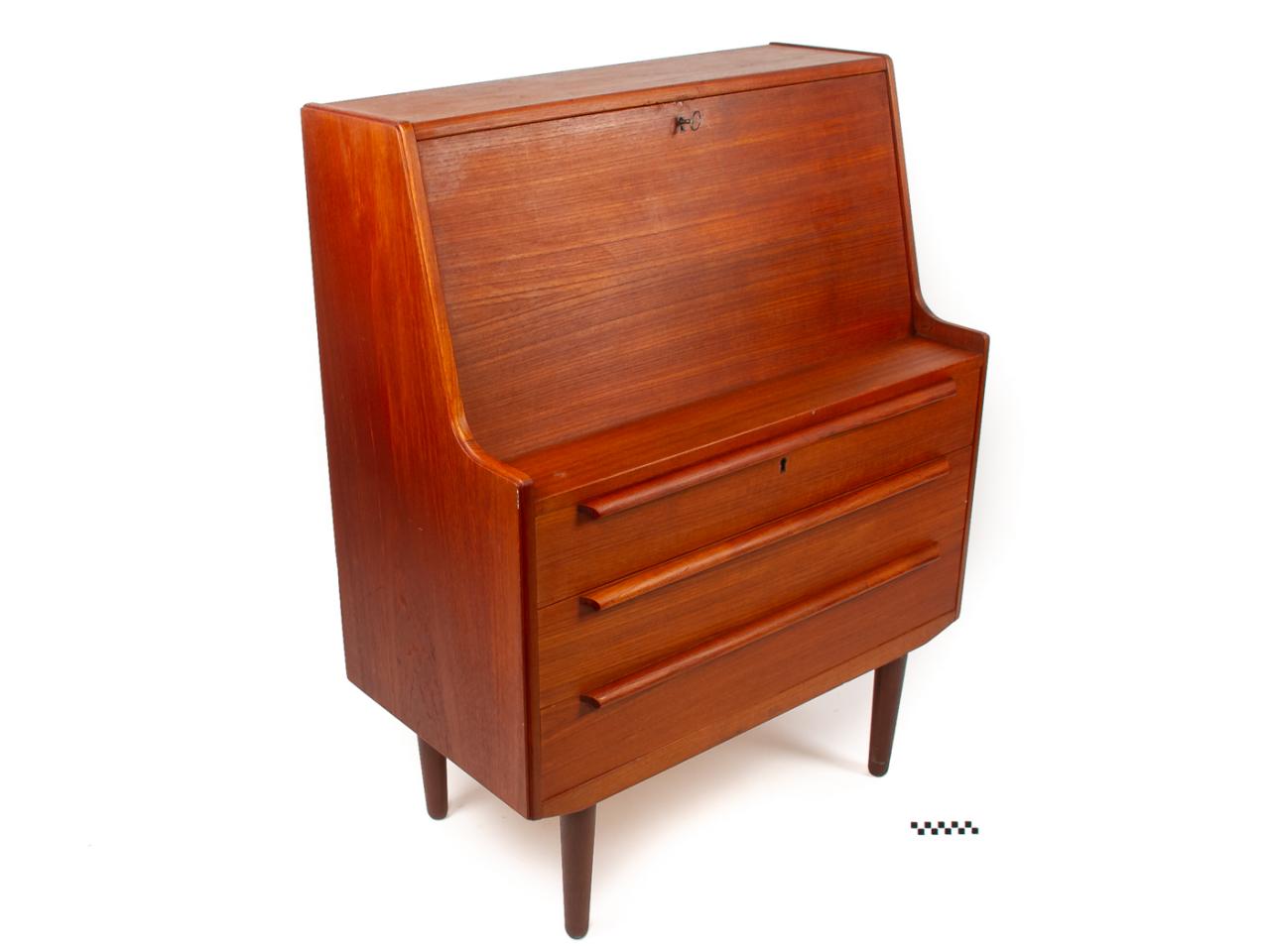 SCANDINAVIAN SECRETARY