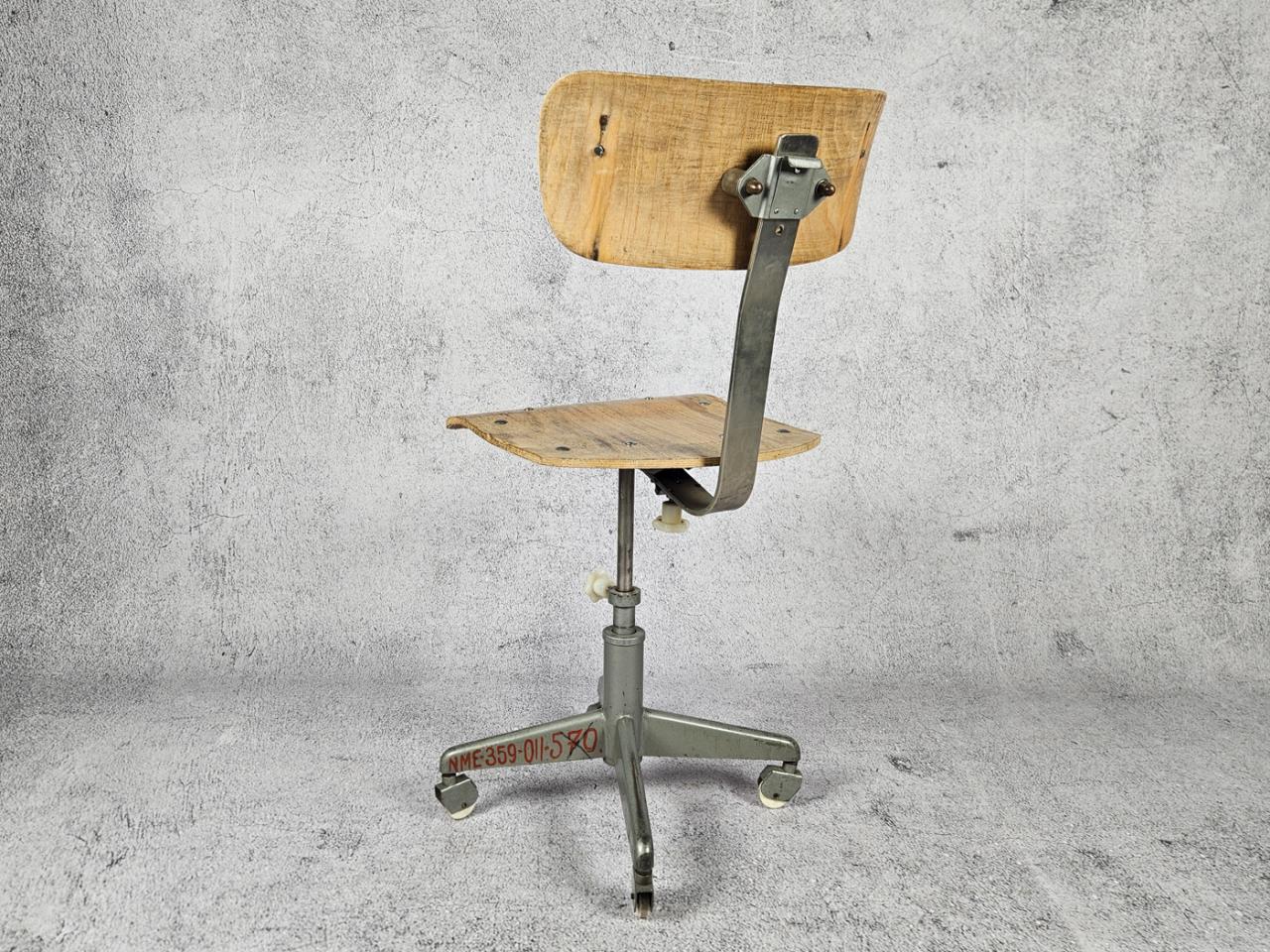 SWIVEL OFFICE CHAIR
