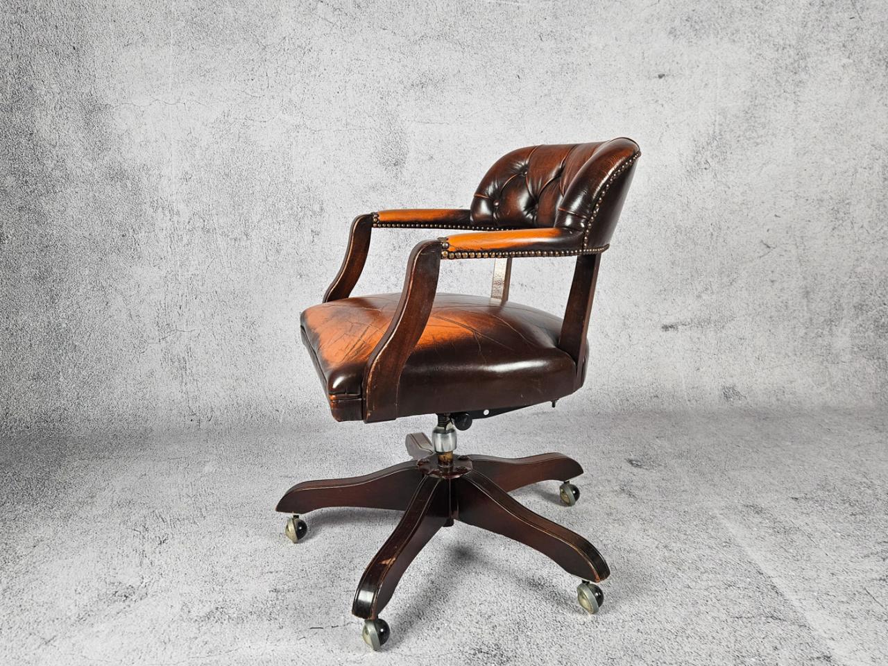 SWIVEL OFFICE CHAIR