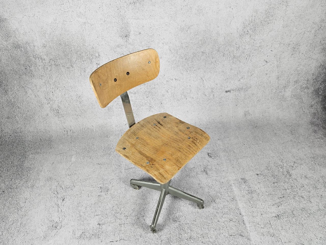 SWIVEL OFFICE CHAIR