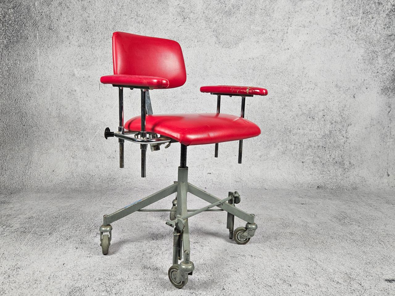 SWIVEL OFFICE CHAIR