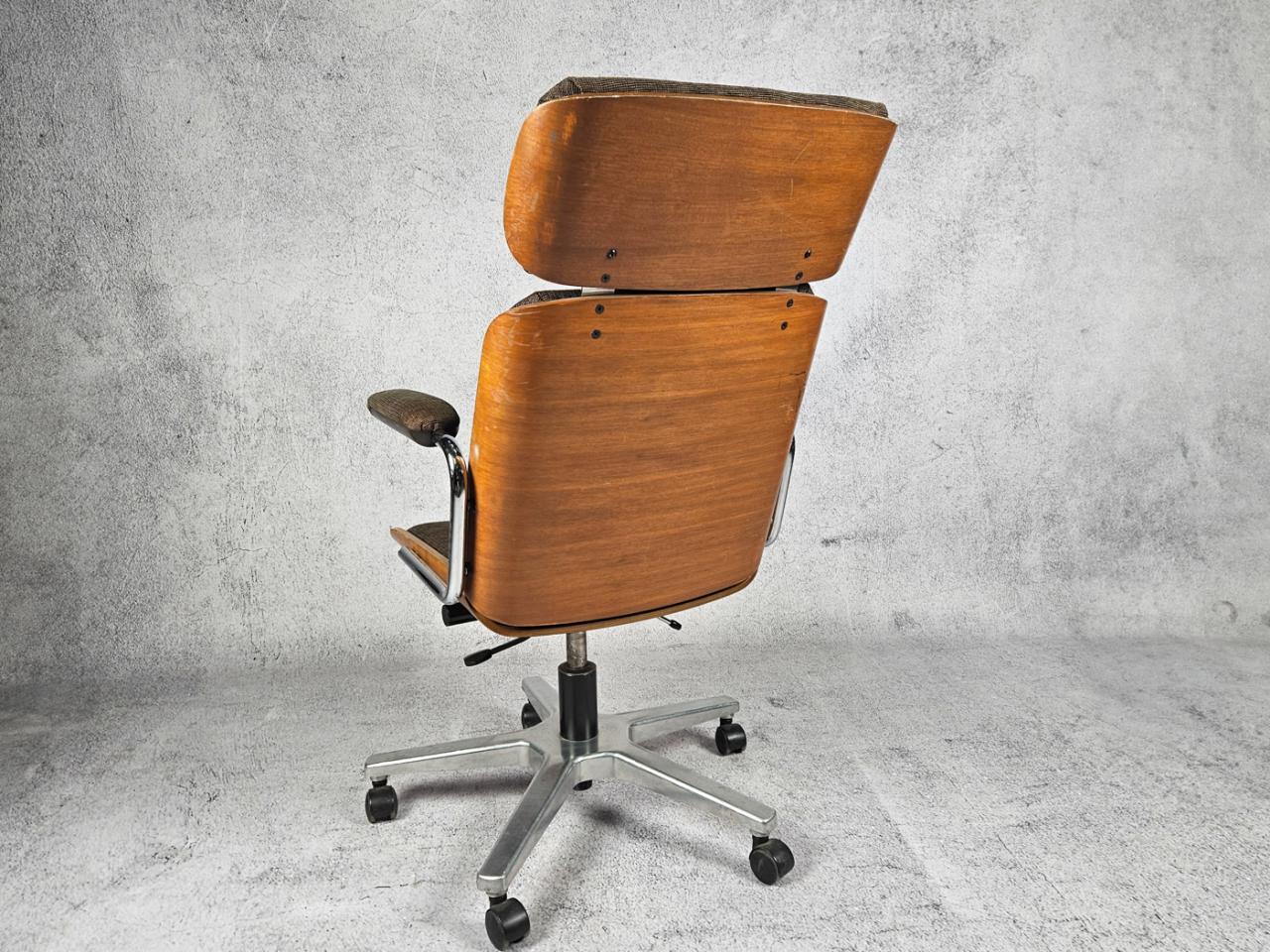 SWIVEL OFFICE CHAIR