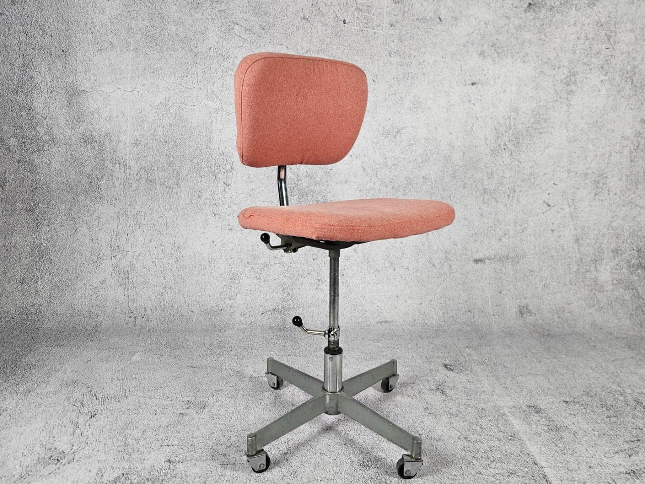 SWIVEL OFFICE CHAIR