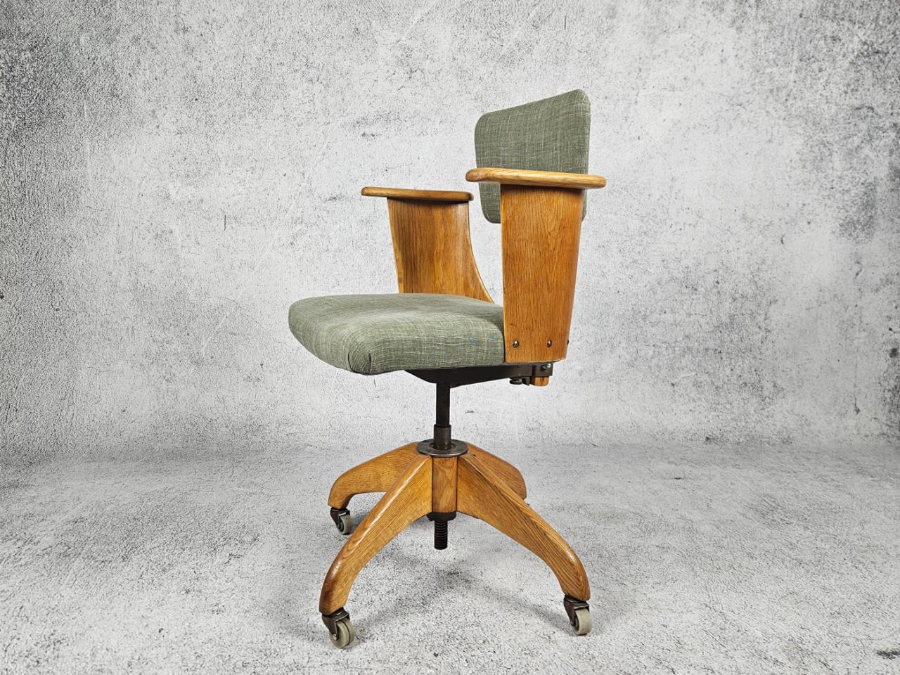 SWIVEL OFFICE CHAIR