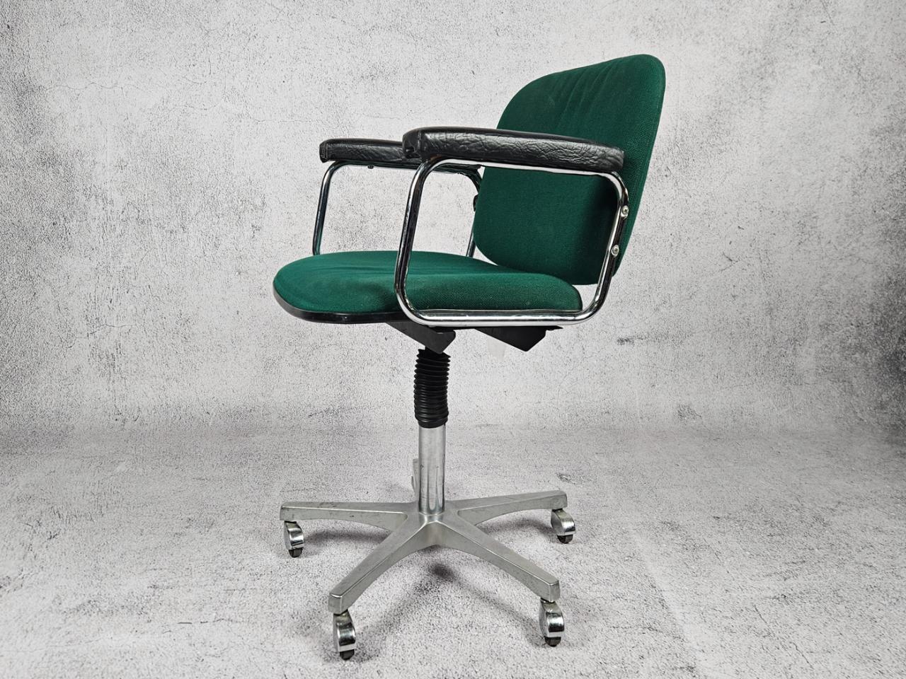 SWIVEL OFFICE CHAIR