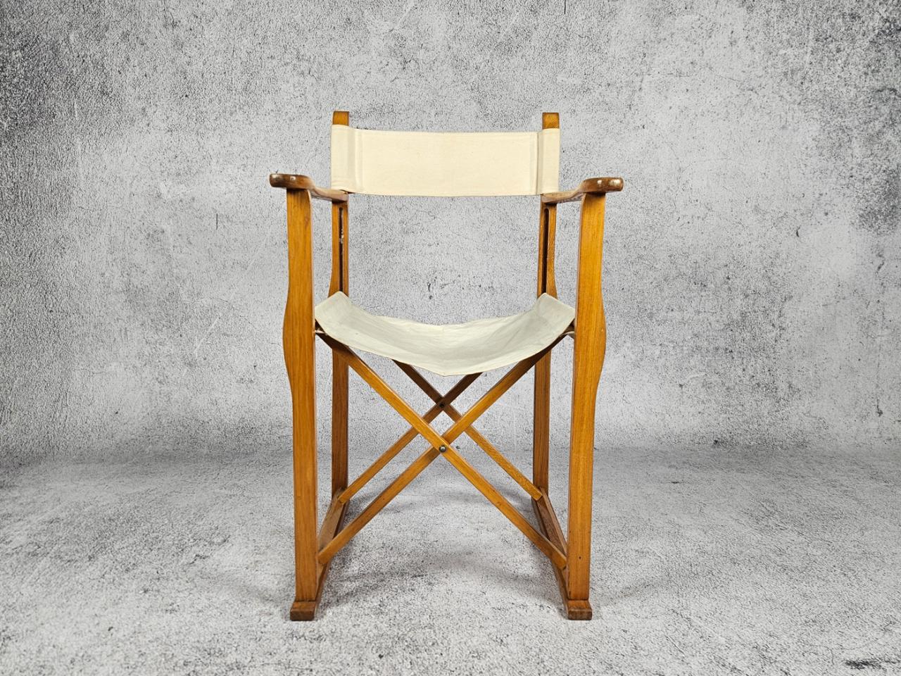DIRECTOR'S CHAIR