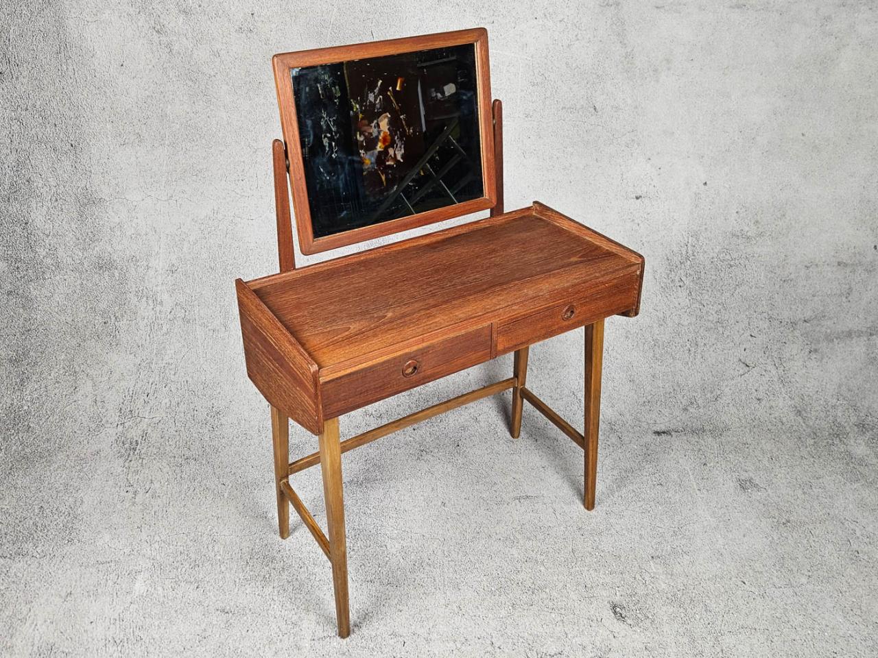 DRESSING TABLE