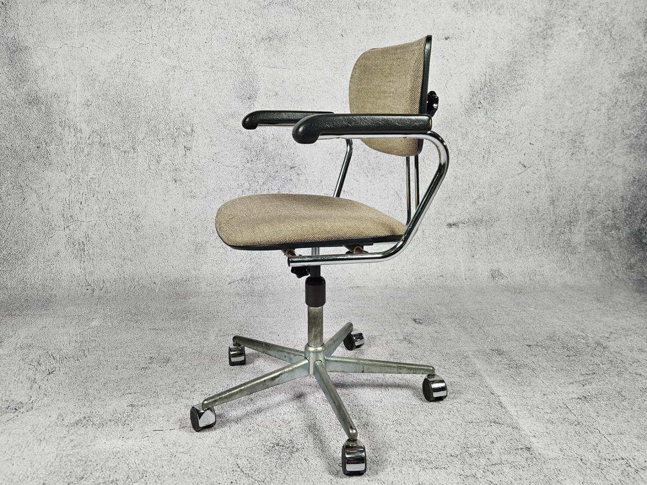 SWIVEL OFFICE CHAIR