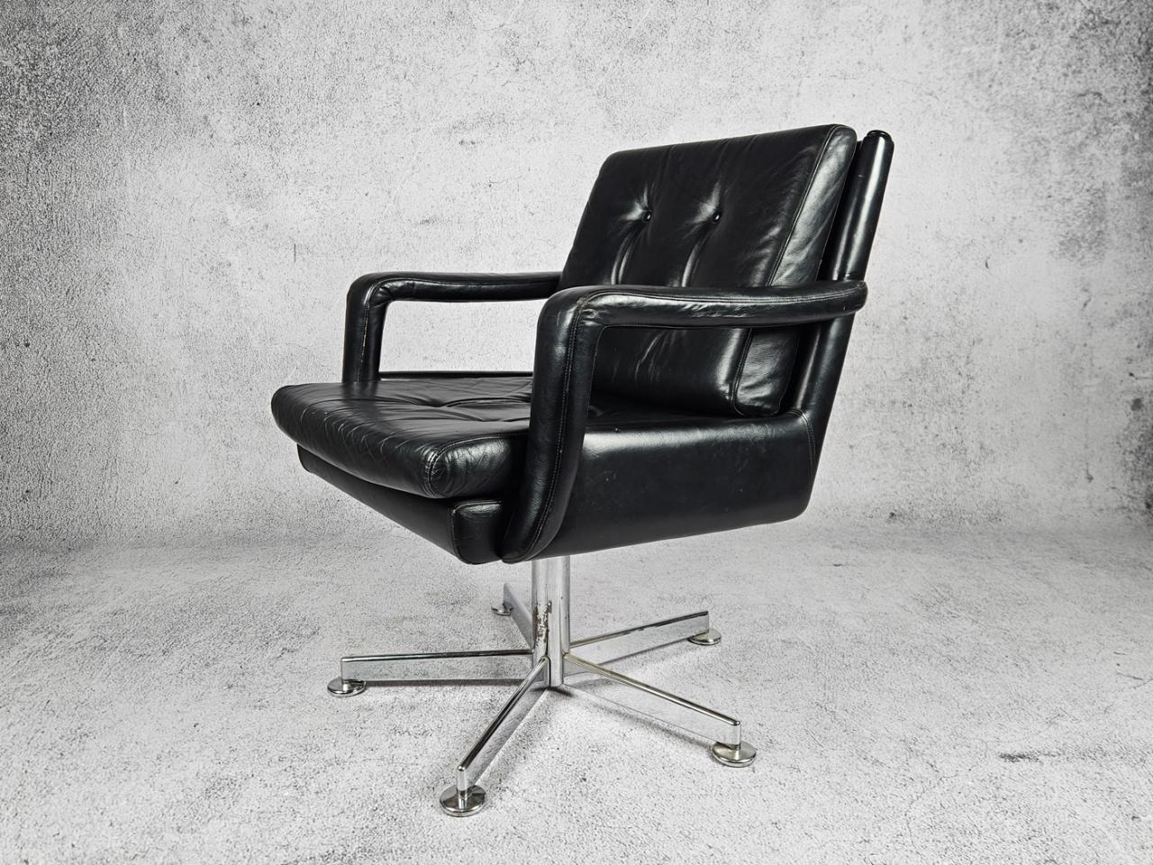 SWIVEL OFFICE CHAIR
