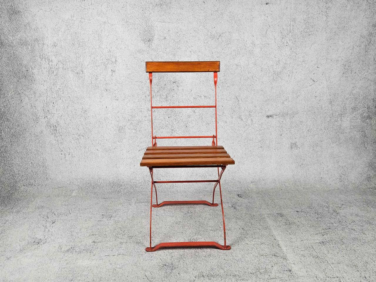 FOLDING CHAIR